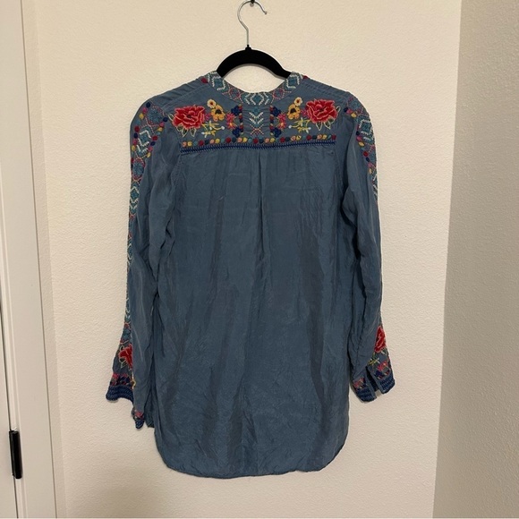 Johnny Was Indigo Blue Embroidered Tunic Blouse Size XS Women’s V Neck - Picture 5 of 8